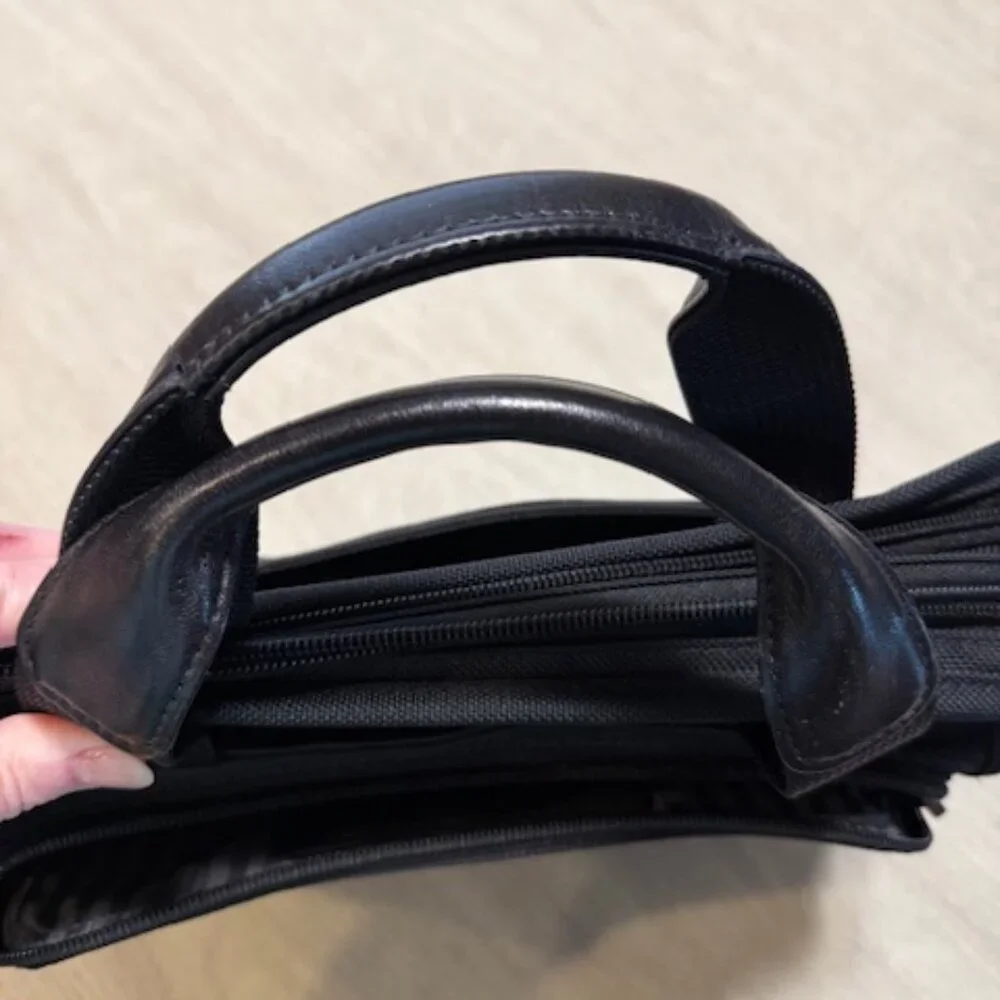 Tumi Medium black 15